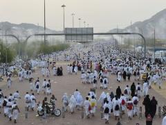 بدء نفرة الحجيج من صعيد عرفات إلى مزدلفة