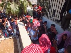 ألاف المواطنين في مخيم الدهيشة يشيعون جثمان الشهيد رائد الصالحي