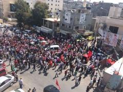 ألاف المواطنين في مخيم الدهيشة يشيعون جثمان الشهيد رائد الصالحي