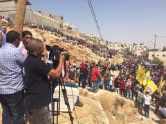 ألاف المواطنين في مخيم الدهيشة يشيعون جثمان الشهيد رائد الصالحي