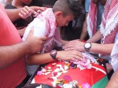 ألاف المواطنين في مخيم الدهيشة يشيعون جثمان الشهيد رائد الصالحي