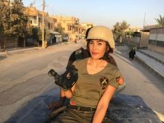 صور- مراسلة سورية تستعرض جمالها أثناء تغطية المعارك ضدّ داعش