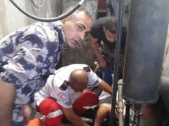 بالصور- دفاع مدني بلاطة يخلي عامل بحادث سقوط داخل مصنع شرق نابلس