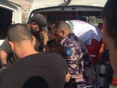 بالصور- دفاع مدني بلاطة يخلي عامل بحادث سقوط داخل مصنع شرق نابلس