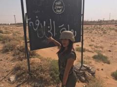 صور- مراسلة سورية تستعرض جمالها أثناء تغطية المعارك ضدّ داعش