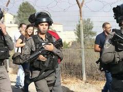 قوات الاحتلال تفرض حظر التجول وتغلق مداخل بيت سوريك شمال غرب القدس