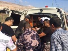 بالصور- دفاع مدني بلاطة يخلي عامل بحادث سقوط داخل مصنع شرق نابلس