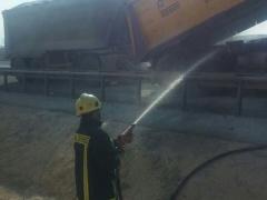 بالصور- دفاع مدني أريحا والأغوار يحمي مركبة شحن من الإحتراق