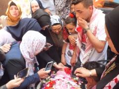 ألاف المواطنين في مخيم الدهيشة يشيعون جثمان الشهيد رائد الصالحي