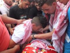 ألاف المواطنين في مخيم الدهيشة يشيعون جثمان الشهيد رائد الصالحي