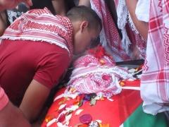 ألاف المواطنين في مخيم الدهيشة يشيعون جثمان الشهيد رائد الصالحي