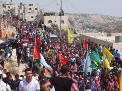 ألاف المواطنين في مخيم الدهيشة يشيعون جثمان الشهيد رائد الصالحي