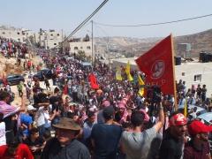 ألاف المواطنين في مخيم الدهيشة يشيعون جثمان الشهيد رائد الصالحي