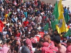 ألاف المواطنين في مخيم الدهيشة يشيعون جثمان الشهيد رائد الصالحي