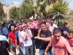 ألاف المواطنين في مخيم الدهيشة يشيعون جثمان الشهيد رائد الصالحي