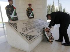 السفير الروماني الجديد يضع اكليلا من الزهور على ضريح القائد الرمز ياسر عرفات.