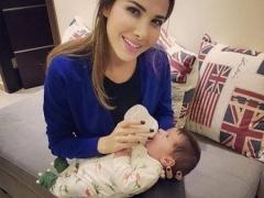 صورة أثارت اعجاب المتابعين لنانسي عجرم وهي ترضع طفلاً !