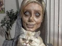 ضعاف القلوب يمتنعون.. فتاة تخضع لـ50 عملية تجميل لتشبه أنجلينا جولي وحدثت الكارثة! (صور)