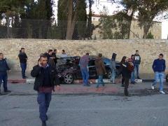 بالصور- شاحنة اسرائيلية تدهس مواطنين وسط بيت جالا وتلوذ بالفرار