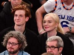 بالصور - ليندسي لوهان وشقيقها بإطلالة متماثلة.. شاهد الشبه بينهما!