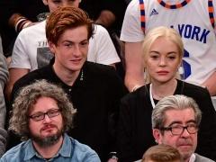 بالصور - ليندسي لوهان وشقيقها بإطلالة متماثلة.. شاهد الشبه بينهما!