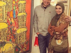 شاهد| حنان ترك تشعل الإنترنت بهذه الصورة.. من هو الشاب الذي تجلس بحضنه!