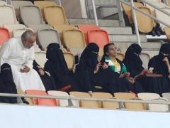 صور| للمرة الأولى المرأة السعودية تدخل استاد كرة القدم