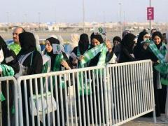 صور| للمرة الأولى المرأة السعودية تدخل استاد كرة القدم