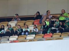 صور| للمرة الأولى المرأة السعودية تدخل استاد كرة القدم