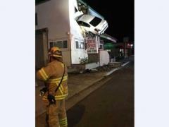 بالصور.. حادث سيارة يحطم 