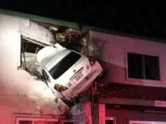 بالصور.. حادث سيارة يحطم 