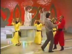 صور| فنان شاب يثير جدلاً بتقليده عمرو دياب بطريقة ساخرة!