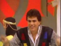 صور| فنان شاب يثير جدلاً بتقليده عمرو دياب بطريقة ساخرة!