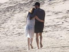 نجمة فيلم Fifty Shades تعلن إرتباطها من هذا الفنان الشهير!