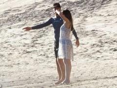 نجمة فيلم Fifty Shades تعلن إرتباطها من هذا الفنان الشهير!