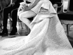 صور| فستان زفاف نجمة عربية يثير الجدل لشبهه بالبذلة الرجالية!