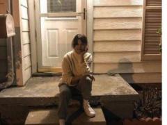 صور| نجمة شهيرة تدخل مصحة نفسية سراً!