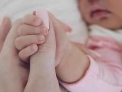 بعد نبأ ولادتها الذي تابعه الملايين.. كايلي جينر تنشر صورة لطفلتها وتعلن اسمها