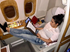 رغم قرار حبسها.. شيرين عبد الوهاب تتوجه إلى دبي لإحياء حفل وتنشر صورة من الطائرة!