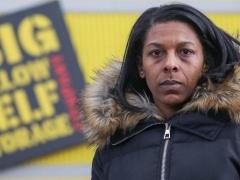 صور| والدة لاعب ارسنال تعيش في الحاوية!