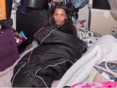 صور| والدة لاعب ارسنال تعيش في الحاوية!