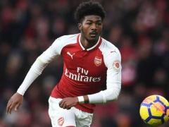 صور| والدة لاعب ارسنال تعيش في الحاوية!