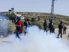 (بالصور) الاحتلال يقمع مسيرة ذوي الأسرى في رام الله
