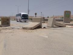صور| الاحتلال يغلق مدخل أريحا الجنوبي بالمكعبات الإسمنتية