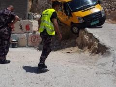 (صور) طواقم دفاع مدني بيت لحم تتعامل مع حادث إنزلاق مركبة ببيت ساحور