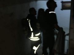(بالصور) القدس - الدفاع المدني يُخلي 11 مواطناً إثر حريق في عمارة من 8 طوابق