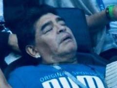 (ًصور) مارادونا بمباراة نيجيريا.. رقص وحركة بذيئة وإعياء!