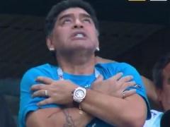 (ًصور) مارادونا بمباراة نيجيريا.. رقص وحركة بذيئة وإعياء!