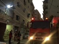 (بالصور) القدس - الدفاع المدني يُخلي 11 مواطناً إثر حريق في عمارة من 8 طوابق