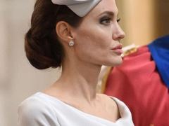 أنجيلينا جولي تعود بإطلالة مفاجئة.. من كنيسة بلندن